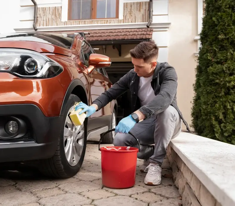 Lavage auto à domicile Générargues : professionnel intervenant sur un véhicule